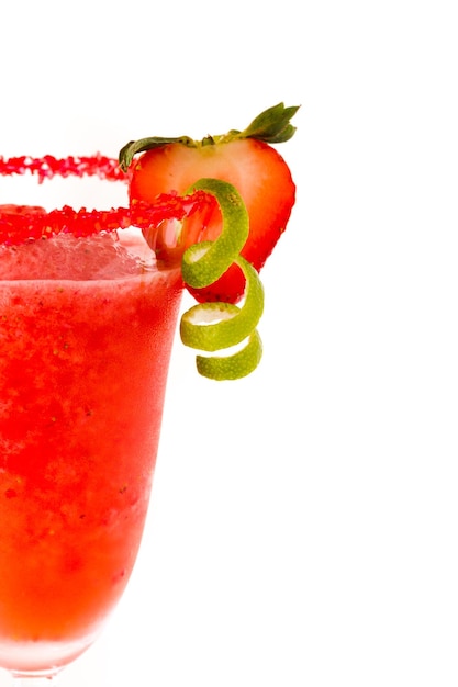 Cocktail di daiquiri alla fragola con fragola e lime come guarnizione.