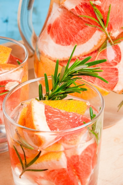 Cocktail di disintossicazione di rinfresco di estate del pompelmo e dei rosmarini, sulla tavola rustica di legno, spazio della copia, vista vicina