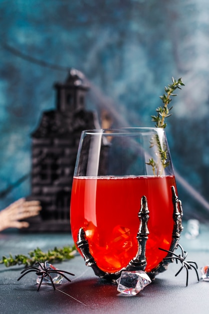 Cocktail di festa di Halloween sanguinante