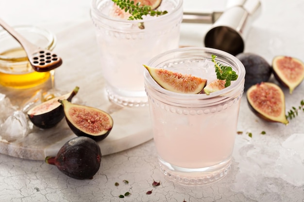 Cocktail di figo rosa con miele e timo