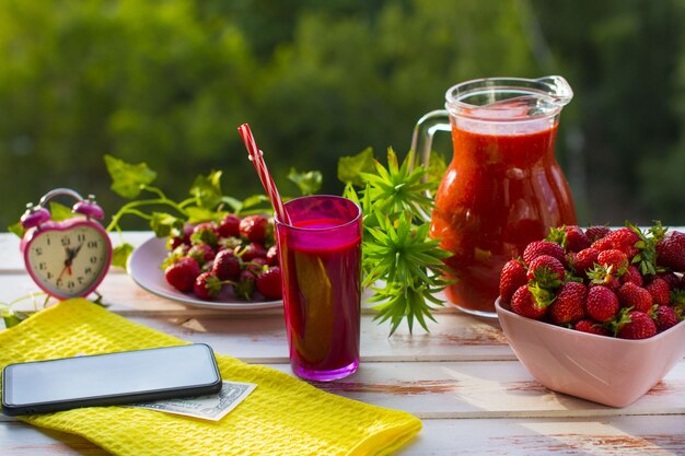 Cocktail di fragole con frutti di bosco freschi. Frullato alla frutta Fruit