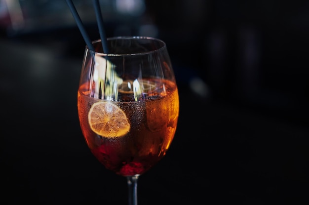 Cocktail di frutta rossa sul tavolo con fette di lime e ghiaccio