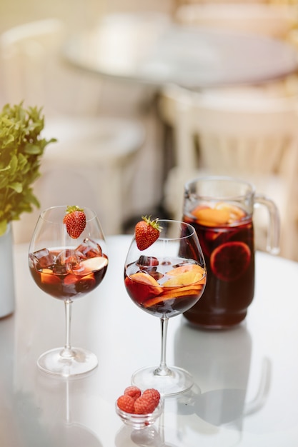 cocktail di frutta sul tavolo di legno bianco con bacche e foglie di menta