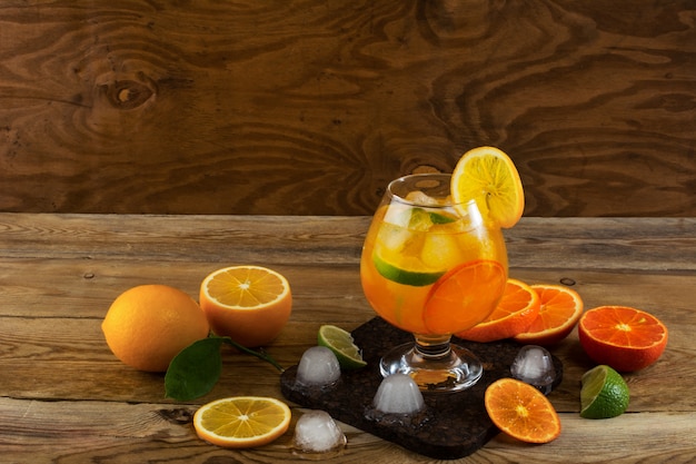 Cocktail di frutta sulla tavola di legno, spazio della copia