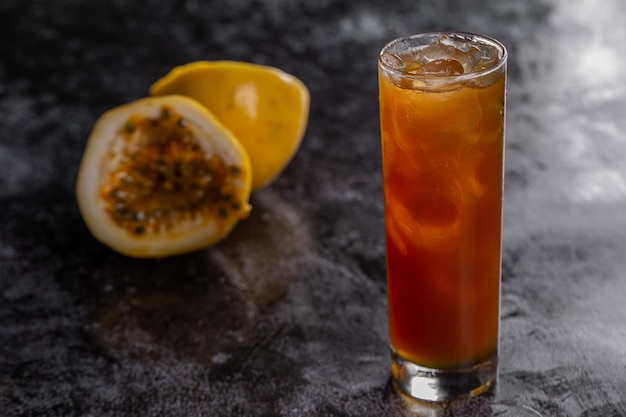 Cocktail di frutto della passione tropicale in bicchiere lungo