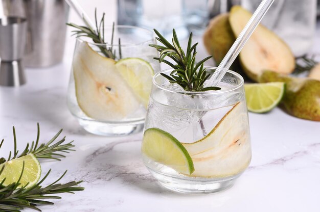 Cocktail di gin con lime, rosmarino, pera matura e tonico