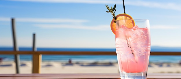 Cocktail di gin con pompelmo rosa e rosmarino in un bicchiere in un bar sulla spiaggia