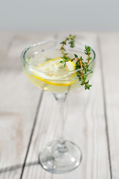 Cocktail di gin natalizio con limone e timo