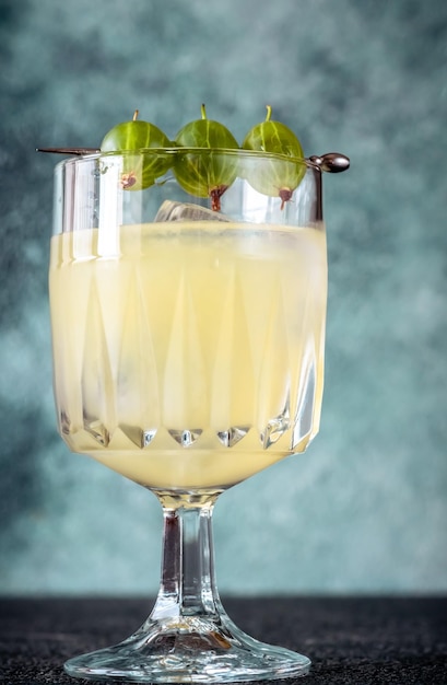 Cocktail di gin Smash all'uva spina