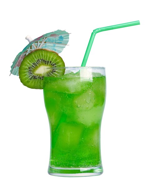 Cocktail di kiwi su sfondo bianco