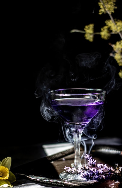 Cocktail di lavanda su sfondo scuro e lunatico