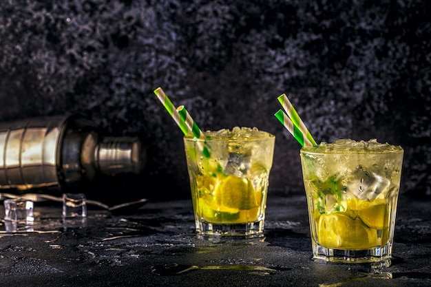 Cocktail di lime fresco con ghiaccio su sfondo scuro