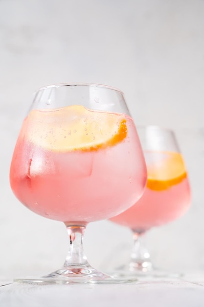 Cocktail di limonata alla vodka rosa guarnito con fetta di limone