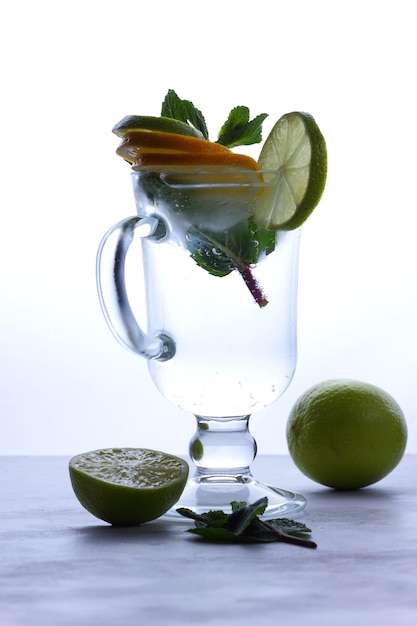 Cocktail di limonata fresca con foglie di menta di ghiaccio tritato e arance subacquee Concetto di bevanda fredda estiva Primo piano