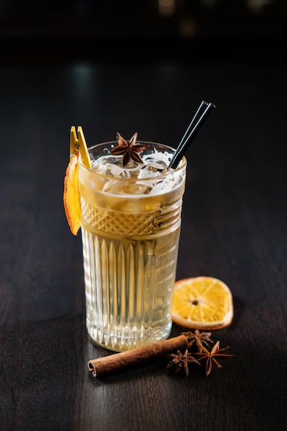 Cocktail di limonata fresca guarnito con chiodi di garofano cannella e arancia essiccata Buona scelta per il fine settimana