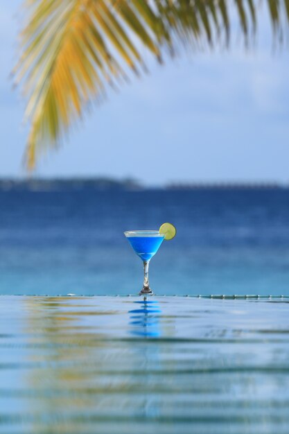 cocktail di liquore curacao cocktail alcolico blu sull'isola tropicale nell'Oceano Indiano Maldive