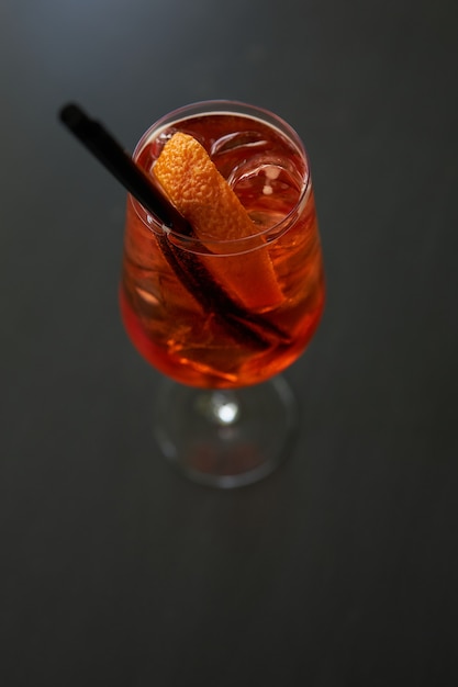 Cocktail di lusso su sfondo nero