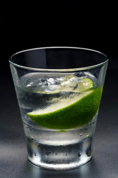 Cocktail di lusso Vodka mojito al lime con ghiaccio