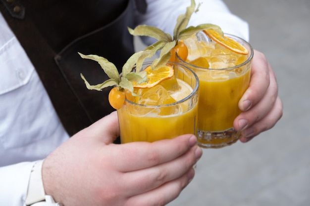 Cocktail di mango nelle mani di un barista