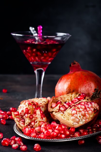 Cocktail di melograno e frutta rossa matura