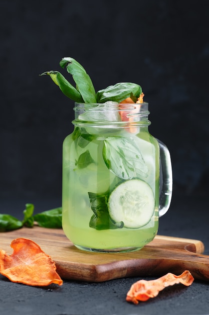 Cocktail di menta mista cetriolo sano in vetro