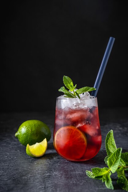 Cocktail di mirtilli rossi con contorno di menta e lime