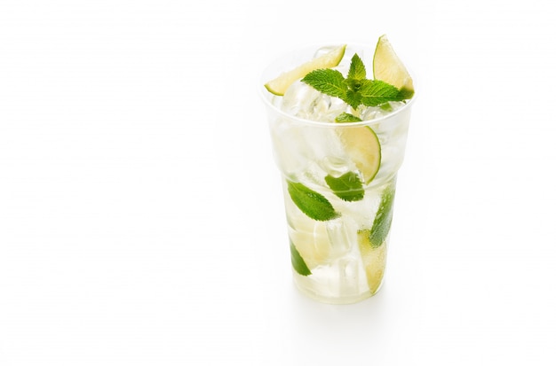 Cocktail di Mojito con calce e la menta in tazza di plastica su bianco