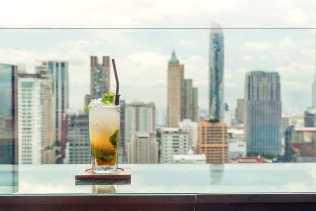 Cocktail di Mojito sulla tavola nella barra del tetto con il punto di vista della città di Bangkok a Bangkok Tailandia.