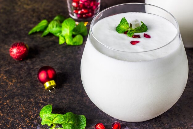 Cocktail di Natale bianco su sfondo festivo