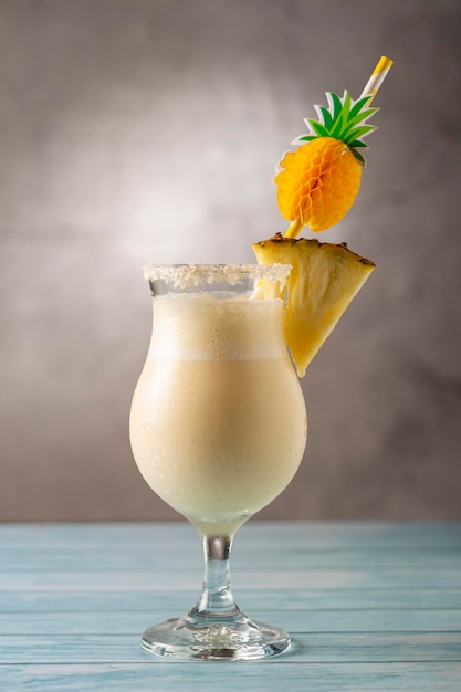 Cocktail di Pina Colada congelato gustoso