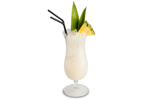 Cocktail di pina colada isolato su priorità bassa bianca