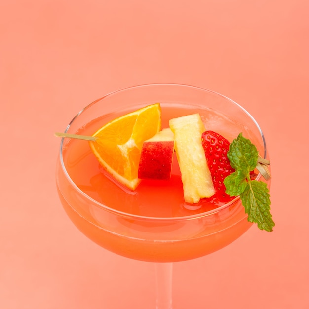 Cocktail di punch di frutta variopinta in vetro coupé