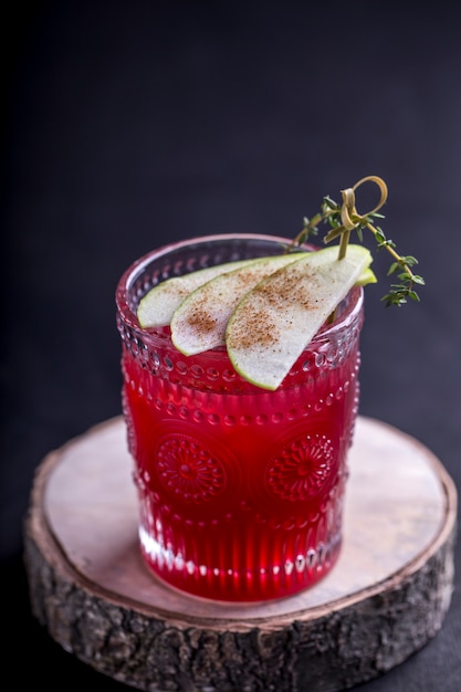 Cocktail di ribes con la mela.