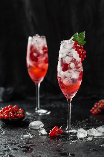 Cocktail di ribes fresco. Fresco cocktail estivo con ribes e cubetti di ghiaccio