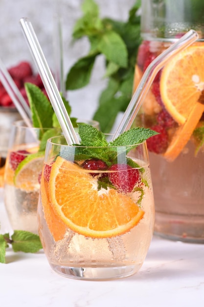 Cocktail di sangria estiva o limonata