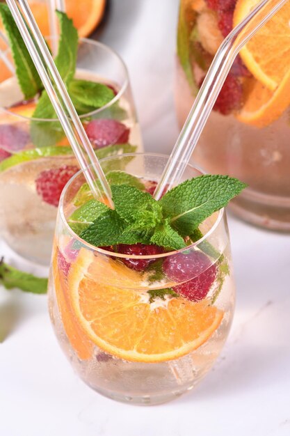 Cocktail di sangria estiva o limonata