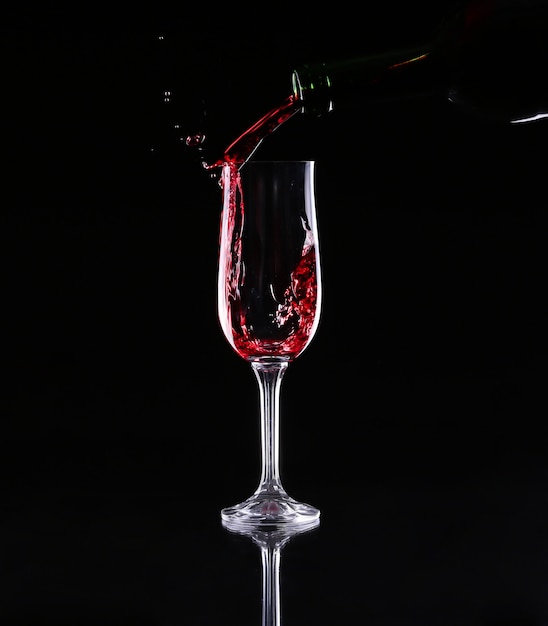 Cocktail di spruzzatura rosso sul nero