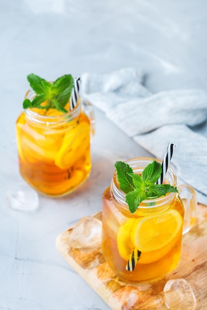 Cocktail di tè freddo alla menta e limone bevanda rinfrescante per le giornate estive