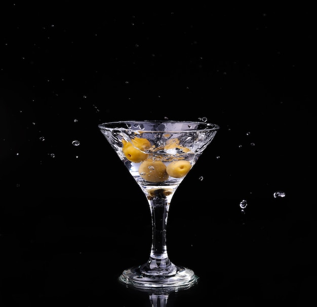 Cocktail di vermouth all'interno del bicchiere da martini su sfondo scuro