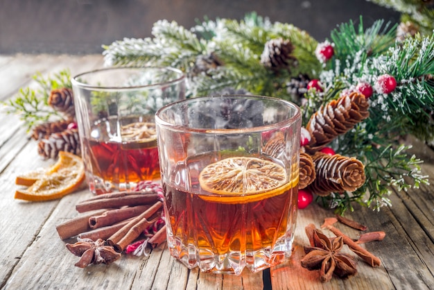 Cocktail di whisky all'arancia, alle spezie e al bourbon