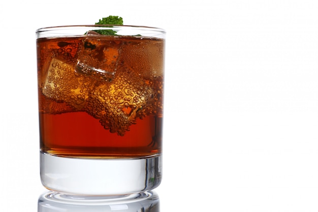 Cocktail di whisky cola con ghiaccio