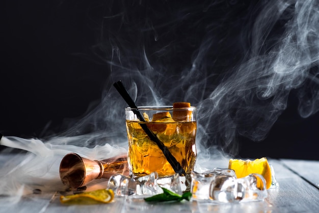 Cocktail di whisky con un fumo chiamato pistola fumante al bar