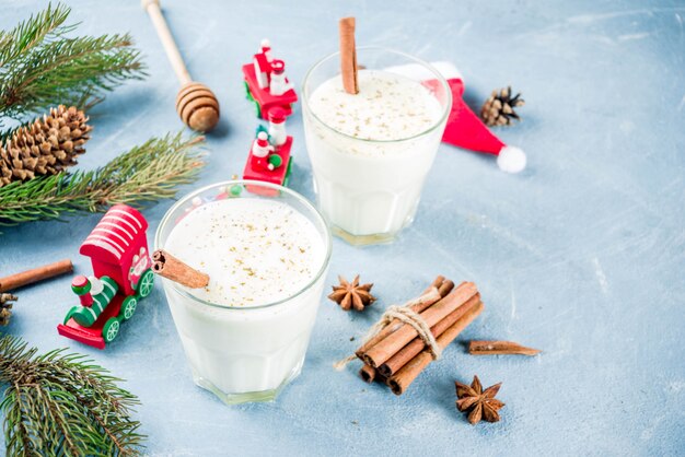 Cocktail di zabaione di Natale con decorazioni natalizie