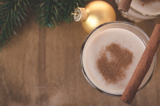 Cocktail di zabaione fatto in casa per la vigilia di Natale.