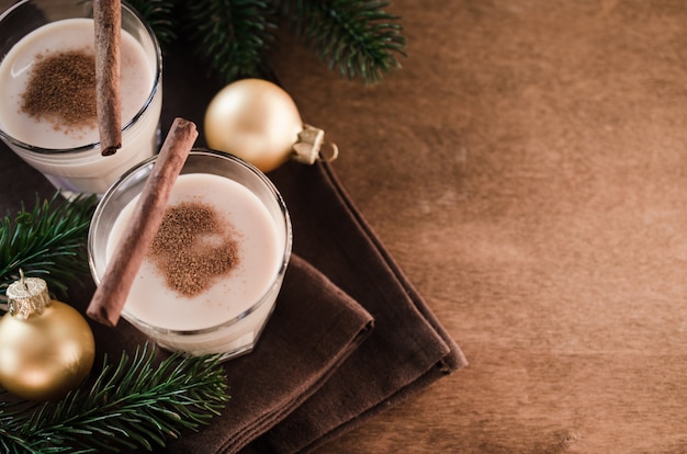 Cocktail di zabaione fatto in casa per la vigilia di Natale.