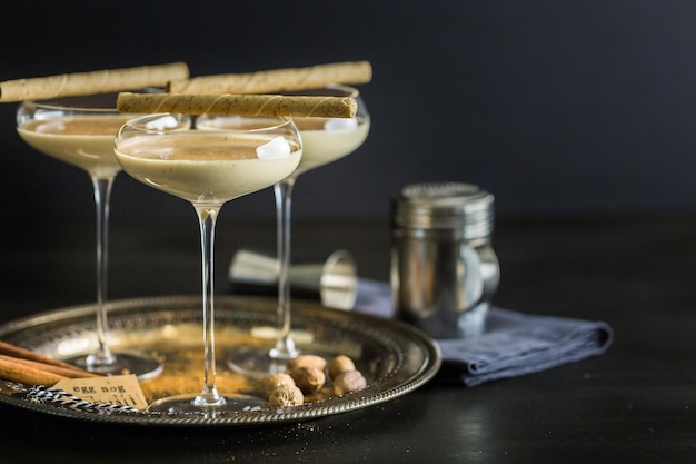 Cocktail di zabaione in bicchieri alti sul vassoio del minibar.