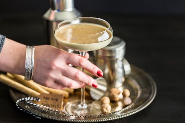 Cocktail di zabaione in bicchieri alti sul vassoio del minibar.