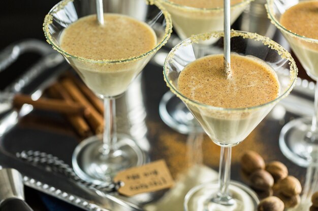 Cocktail di zabaione in bicchieri cerchiati di zucchero di canna al minibar.