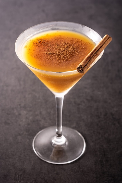 Cocktail di zucca in vetro sulla superficie nera