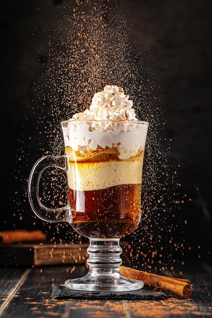 Cocktail dolce al caffè con panna e cioccolato